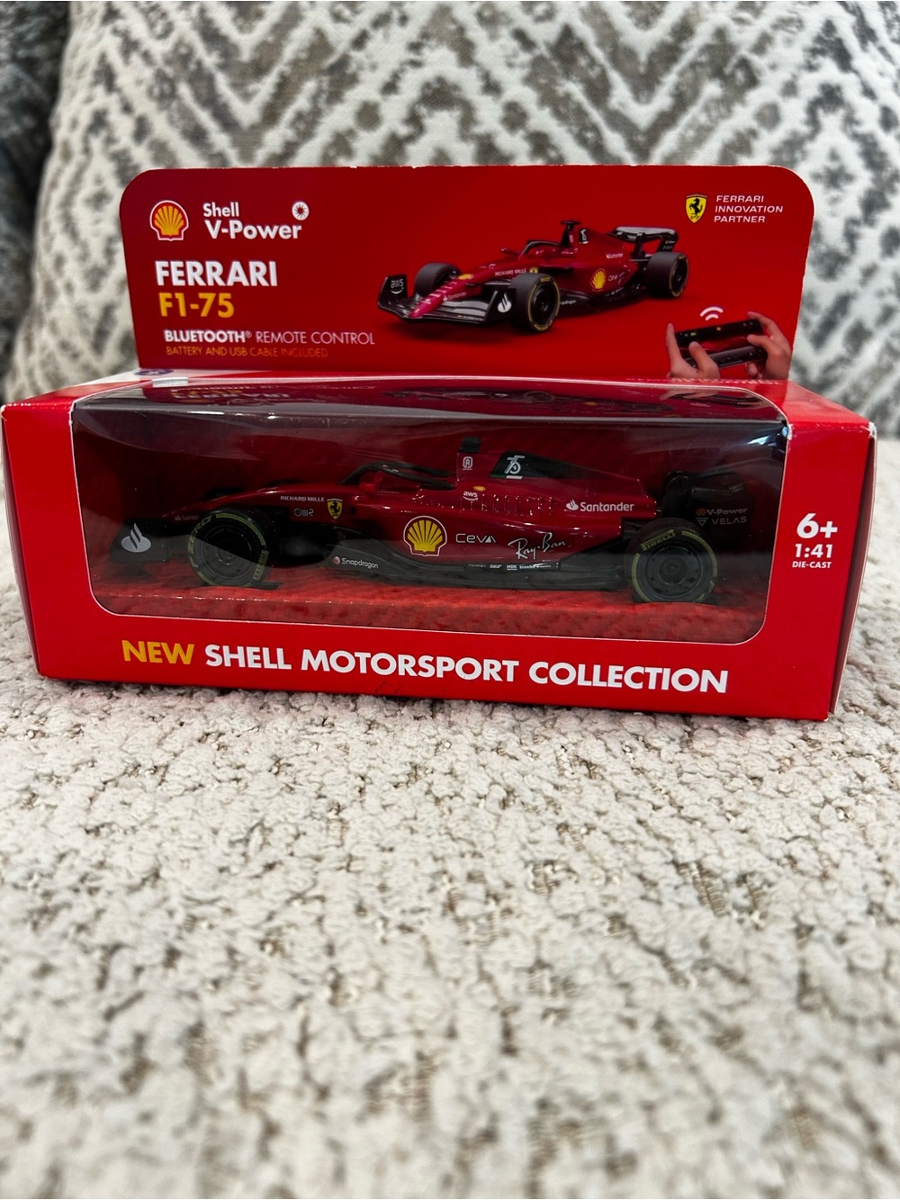 Shell V-Power Ferrari F1-75
1:41 scale Bluetooth remote control car